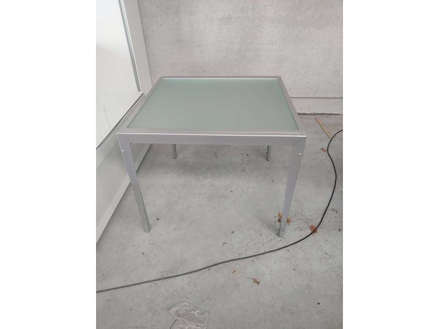 Lot: 6 eetkamerstoelen; uitschuifbare eetkamertafel; dressoir; wandkast; vestiarekast; ladenkast; tv meubel (12x) - afbeelding 2 van  3