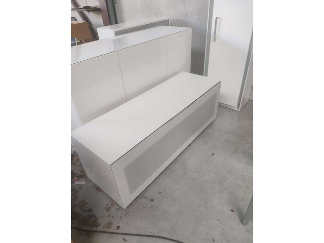 Lot: 6 eetkamerstoelen; uitschuifbare eetkamertafel; dressoir; wandkast; vestiarekast; ladenkast; tv meubel (12x) - afbeelding 3 van  3