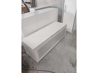 Lot: 6 eetkamerstoelen; uitschuifbare eetkamertafel; dressoir; wandkast; vestiarekast; ladenkast; tv meubel (12x) - afbeelding 3 van  3