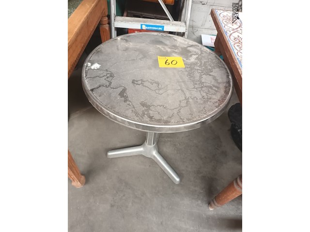 Lot 60 - aluminium ronde terrastafel - afbeelding 1 van  3
