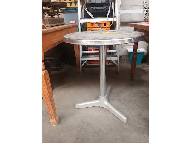 Lot 60 - aluminium ronde terrastafel - afbeelding 2 van  3