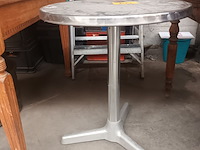 Lot 60 - aluminium ronde terrastafel - afbeelding 2 van  3