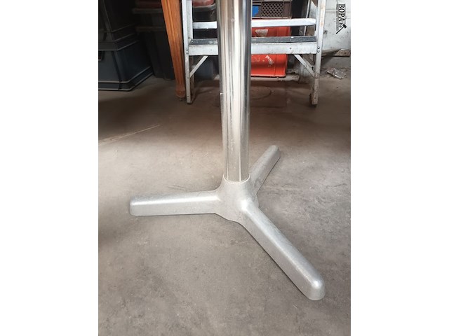 Lot 60 - aluminium ronde terrastafel - afbeelding 3 van  3