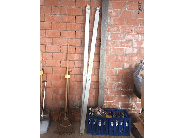 Lot 60 - aluminium tussenvloerbalk. 2 stuks - afbeelding 1 van  2