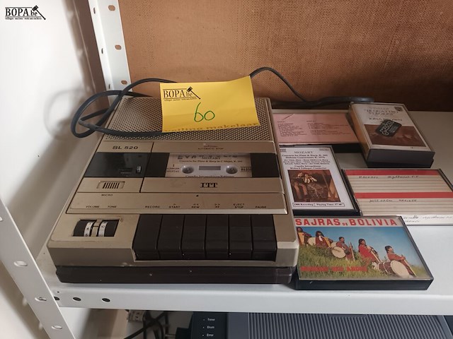Lot 60 - cassettespeler en cassettes - afbeelding 1 van  3