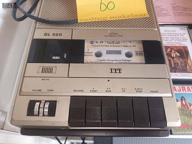 Lot 60 - cassettespeler en cassettes - afbeelding 2 van  3