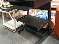 Lot 60 - computertafel - afbeelding 1 van  3