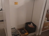 Lot 60 - dubbelzijdig winkel meubel - afbeelding 1 van  3
