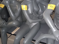 Lot 60 - grijze zittende paspop vrouw - afbeelding 2 van  3