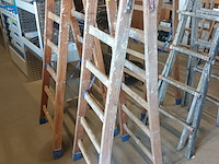Lot 60 - houten dubbel trapladder - afbeelding 1 van  2