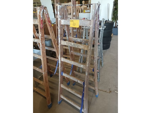 Lot 60 - houten dubbel trapladder - afbeelding 2 van  2