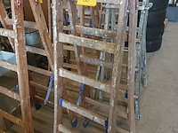 Lot 60 - houten dubbel trapladder - afbeelding 2 van  2