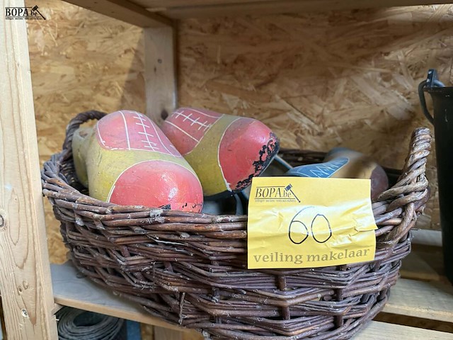 Lot 60 - houten klompen handgeschilderd - afbeelding 1 van  2