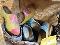 Lot 60 - houten klompen handgeschilderd - afbeelding 2 van  2