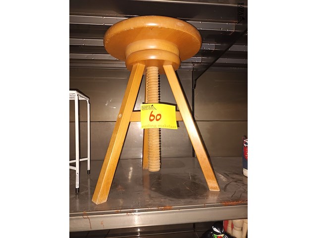 Lot 60 - houten krukje - afbeelding 1 van  2