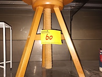 Lot 60 - houten krukje - afbeelding 1 van  2