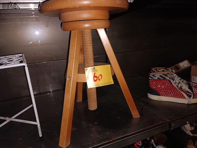 Lot 60 - houten krukje - afbeelding 2 van  2