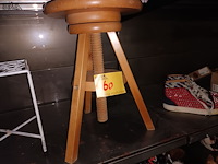 Lot 60 - houten krukje - afbeelding 2 van  2