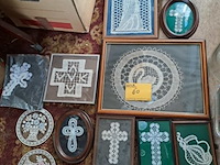 Lot 60 - ingelijst kantwerk diverse - afbeelding 1 van  4