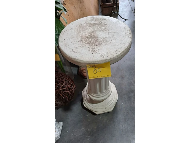 Lot 60 - klassieke witte zuil in steengoed - afbeelding 1 van  8