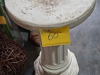 Lot 60 - klassieke witte zuil in steengoed