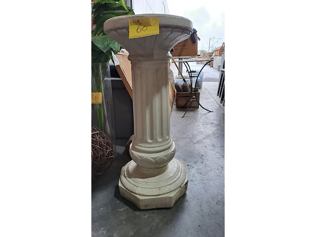 Lot 60 - klassieke witte zuil in steengoed - afbeelding 2 van  8