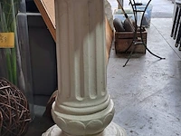 Lot 60 - klassieke witte zuil in steengoed - afbeelding 2 van  8