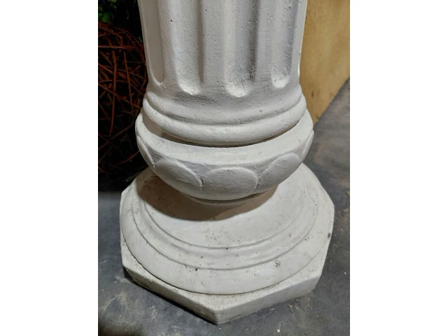 Lot 60 - klassieke witte zuil in steengoed - afbeelding 7 van  8