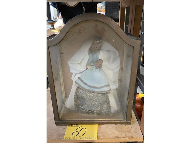 Lot 60 - madonna met kind in kappeltje - afbeelding 1 van  2