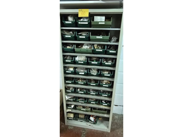 Lot 60 - metalen kast met inhoud - afbeelding 1 van  6