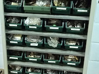 Lot 60 - metalen kast met inhoud - afbeelding 1 van  6