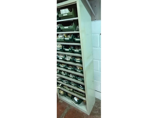 Lot 60 - metalen kast met inhoud - afbeelding 2 van  6