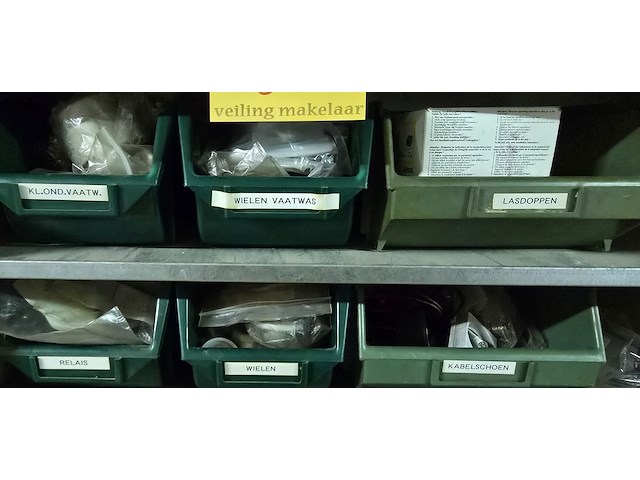 Lot 60 - metalen kast met inhoud - afbeelding 3 van  6