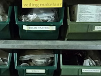 Lot 60 - metalen kast met inhoud - afbeelding 3 van  6