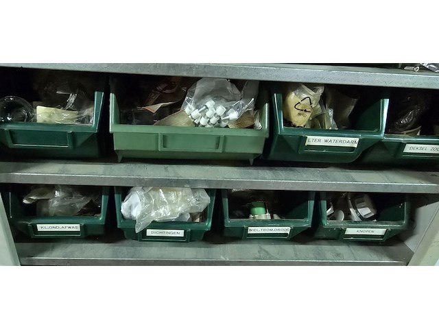 Lot 60 - metalen kast met inhoud - afbeelding 4 van  6