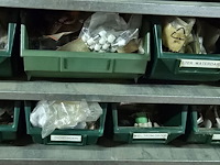 Lot 60 - metalen kast met inhoud - afbeelding 4 van  6