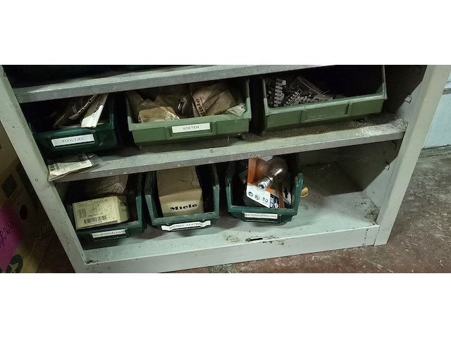 Lot 60 - metalen kast met inhoud - afbeelding 6 van  6