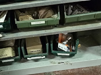 Lot 60 - metalen kast met inhoud - afbeelding 6 van  6