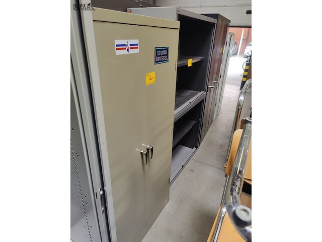 Lot 60 - metalen mewaf vakkenkast - afbeelding 1 van  3