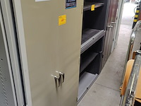 Lot 60 - metalen mewaf vakkenkast - afbeelding 1 van  3