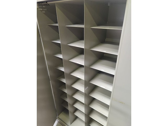 Lot 60 - metalen mewaf vakkenkast - afbeelding 2 van  3