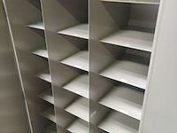 Lot 60 - metalen mewaf vakkenkast - afbeelding 2 van  3