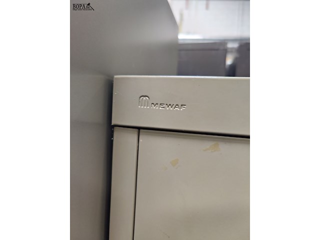 Lot 60 - metalen mewaf vakkenkast - afbeelding 3 van  3