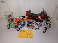 Lot 60 - moto’s op schaal en glas. 10 stuks - afbeelding 1 van  10