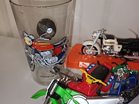 Lot 60 - moto’s op schaal en glas. 10 stuks - afbeelding 6 van  10