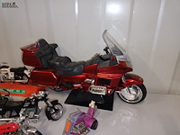 Lot 60 - moto’s op schaal en glas. 10 stuks - afbeelding 9 van  10