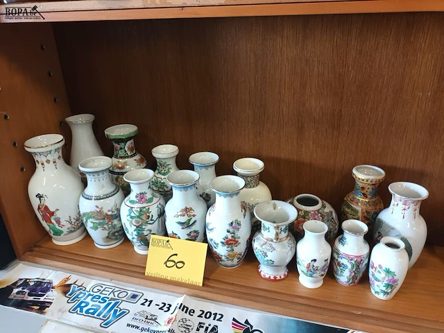 Lot 60 - oosterse vaasjes. 17 stuks - afbeelding 1 van  4