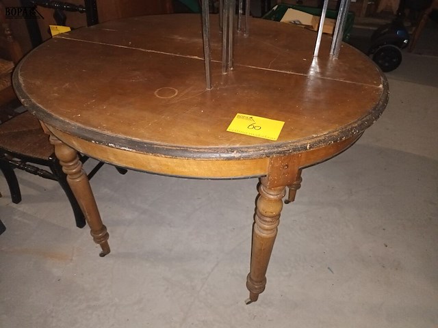 Lot 60 - ovalen houten tafel op wielen - afbeelding 1 van  4