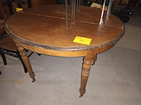 Lot 60 - ovalen houten tafel op wielen - afbeelding 1 van  4