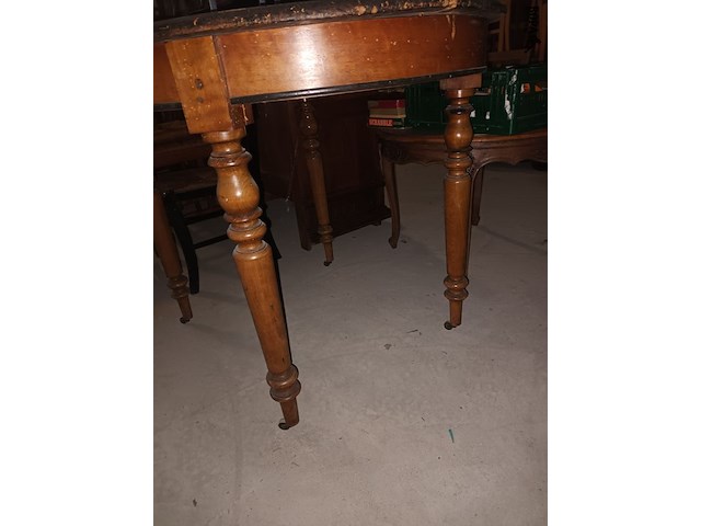 Lot 60 - ovalen houten tafel op wielen - afbeelding 2 van  4